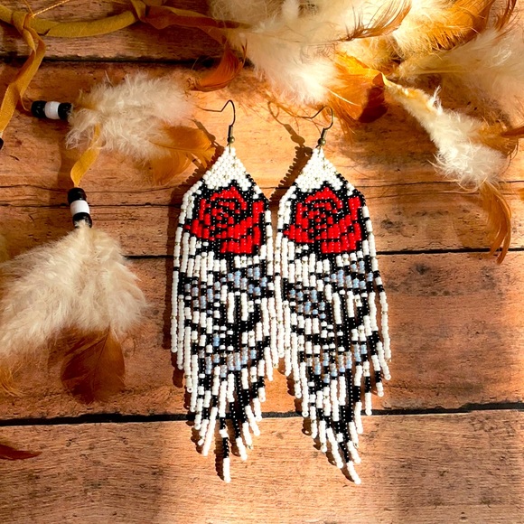 Red rose beaded earring - Picture 1 of 6